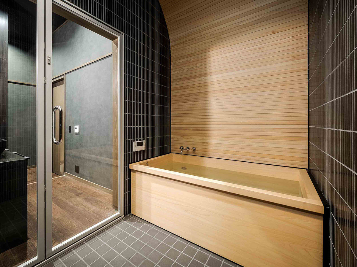 ��ˍ��R�Y�̃q�m�L�̗����ƁA�A�[�`�^�̓V�䂪���ʂȃo�X�^�C�������o���闁���i�����Ƃ䂤 �䂤�ށj