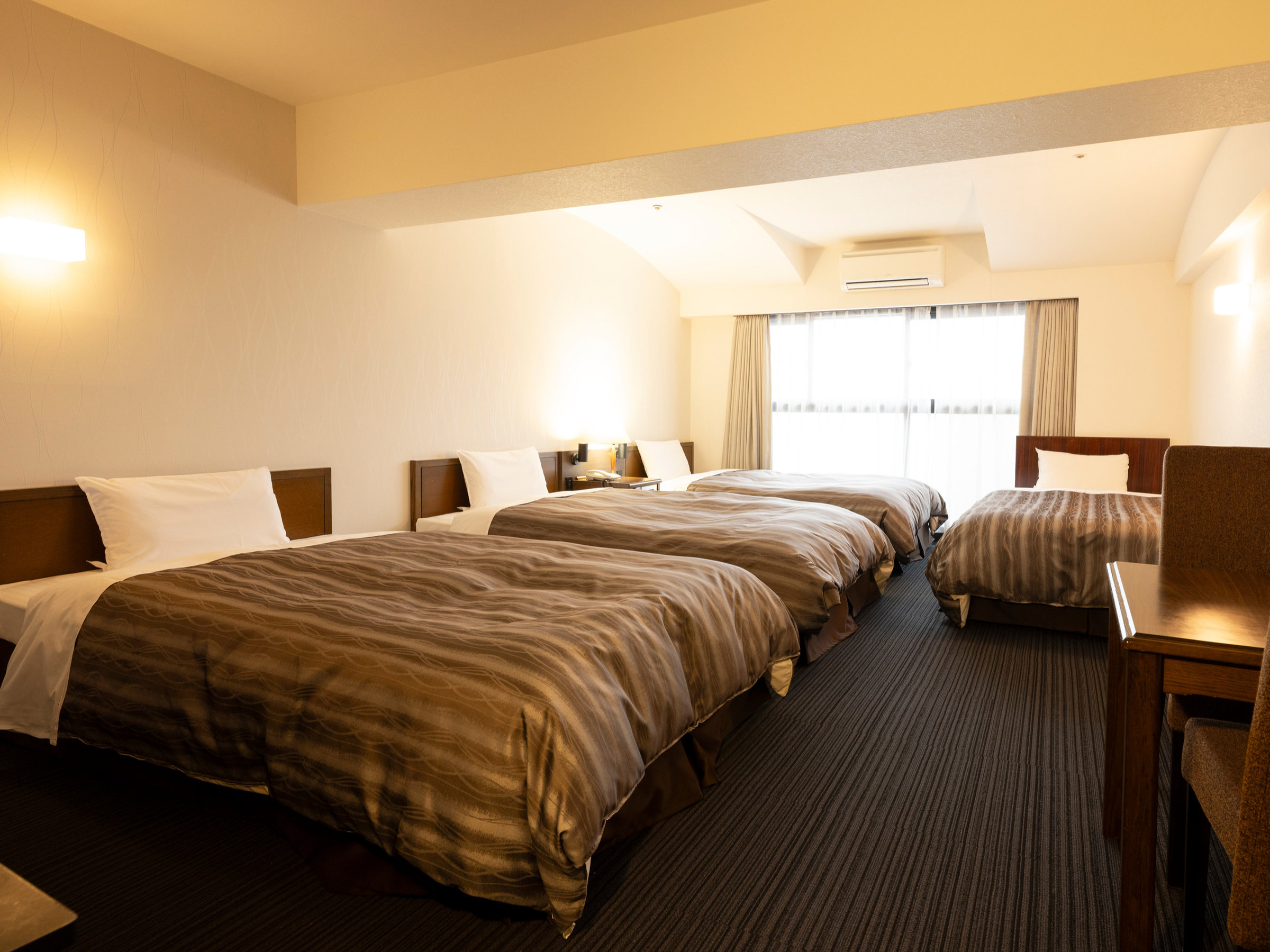 ���Ƒ��A���F�B�A�O���[�v�ɍœK�ȃt�@�~���[���[��