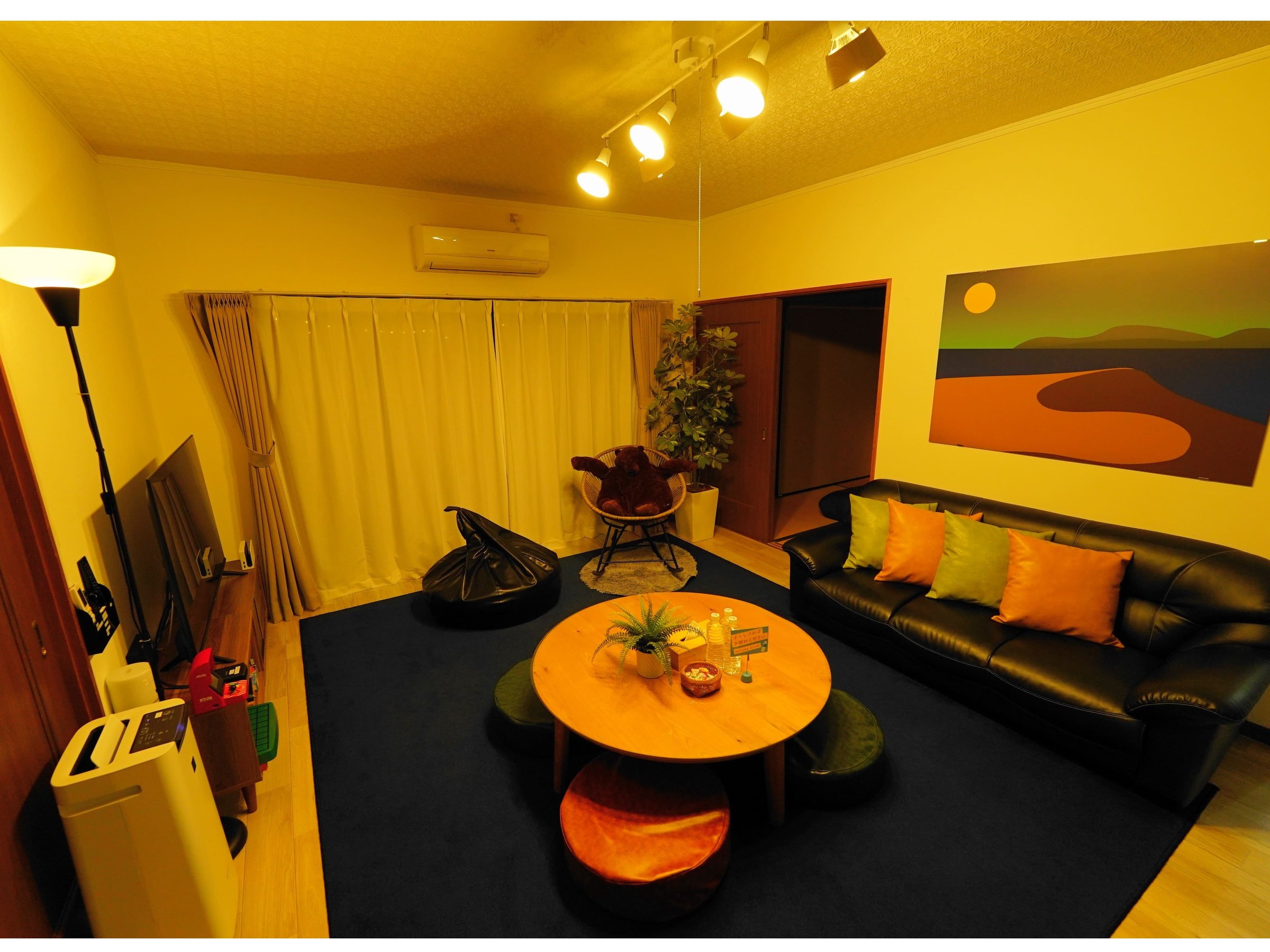 �����݂̂���Ɩ��Ɨ����������C���e���A�̃��r���O�B���Ƒ��⒇�ԂƂ̌�炢�̂ЂƂƂ����B