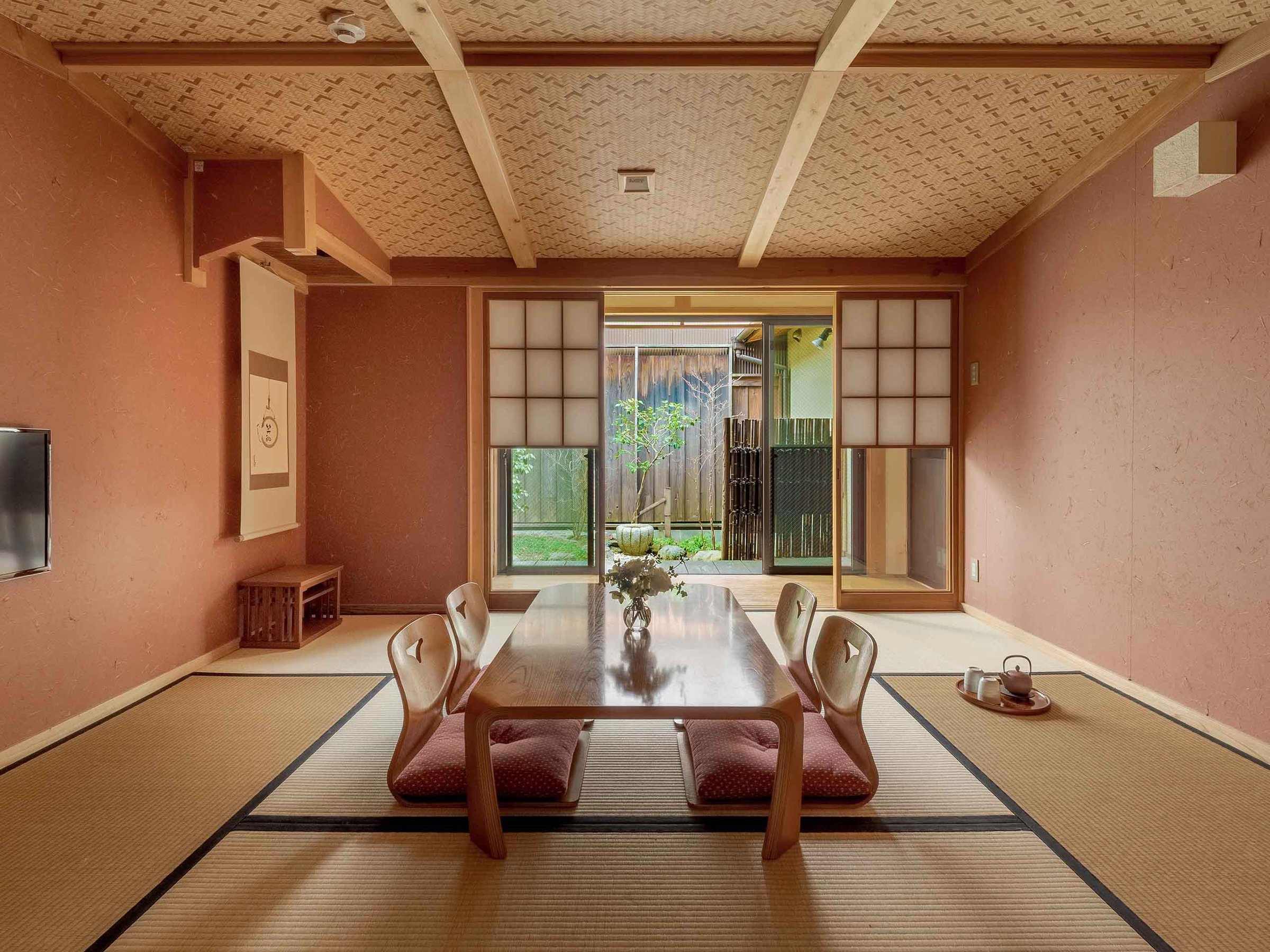 �����]�ł��鋏�ԁB�l�G�܁X�̕\��S�ɏ�����^���A���났�̎��Ԃ����o���Ă���܂��B