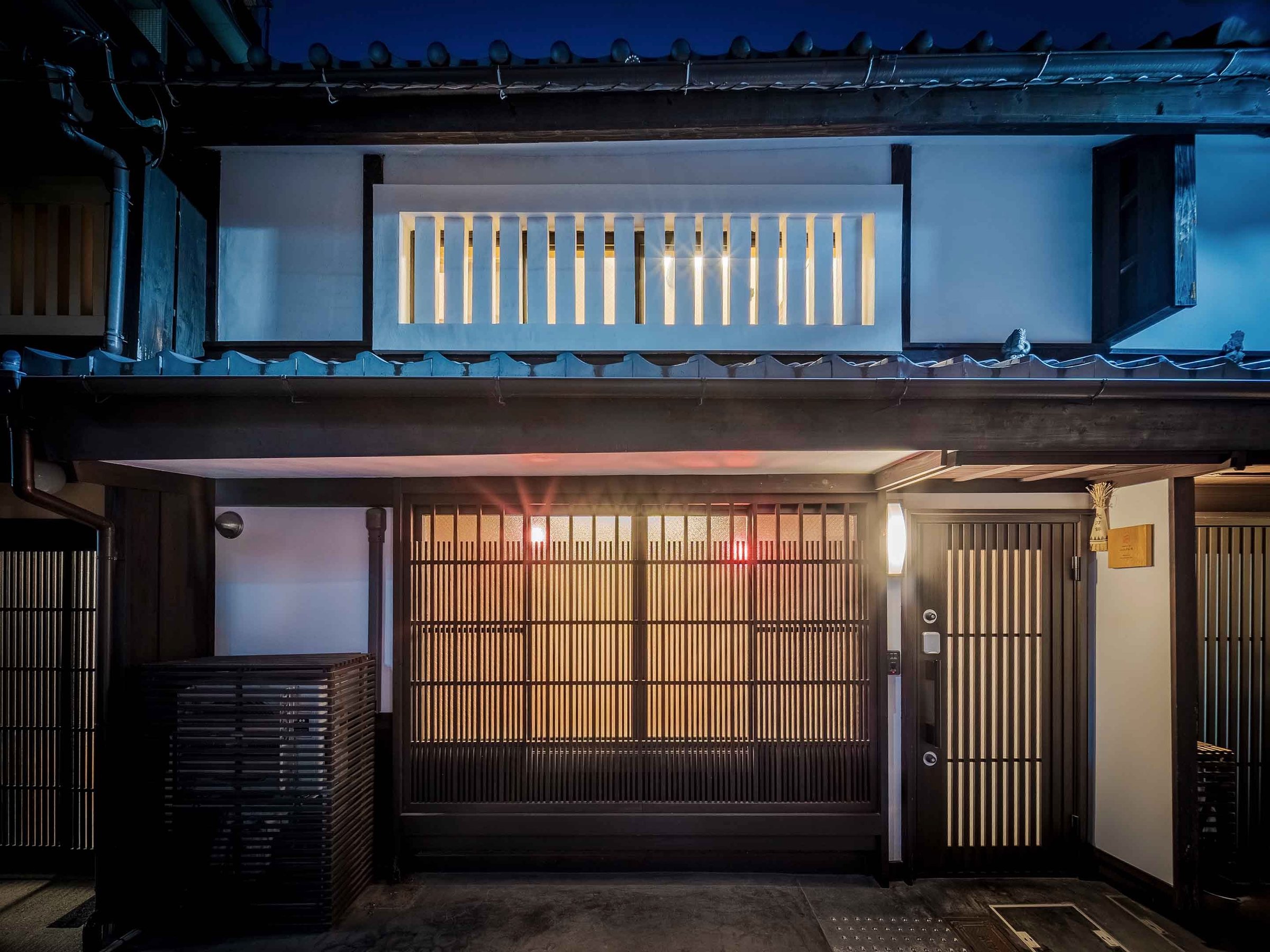 �i�q���疾����̘R����̊O�ρB�����𗣂�A���Ƃł̓��ʂȎ��Ԃ����߂������������B