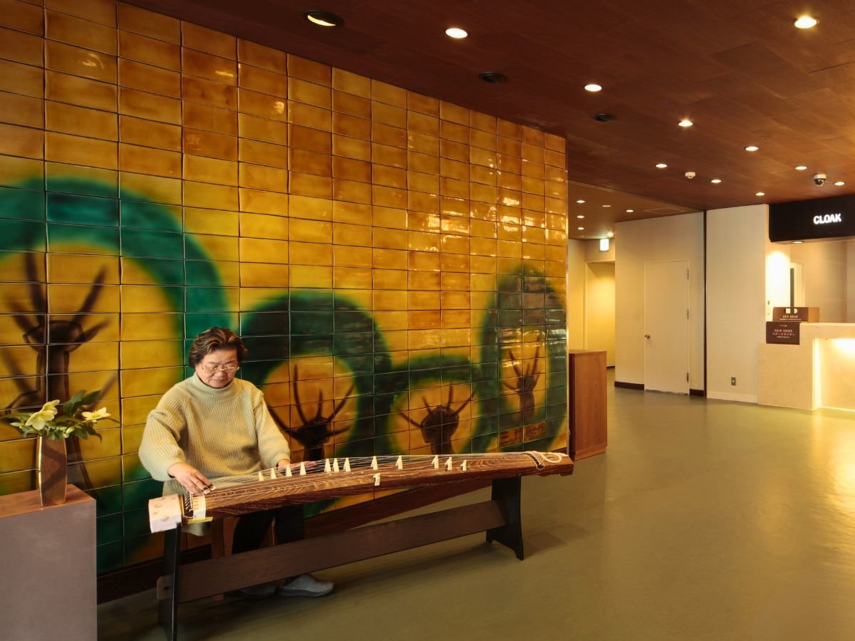 ���Ղ̉��F�������t�����g���r�[