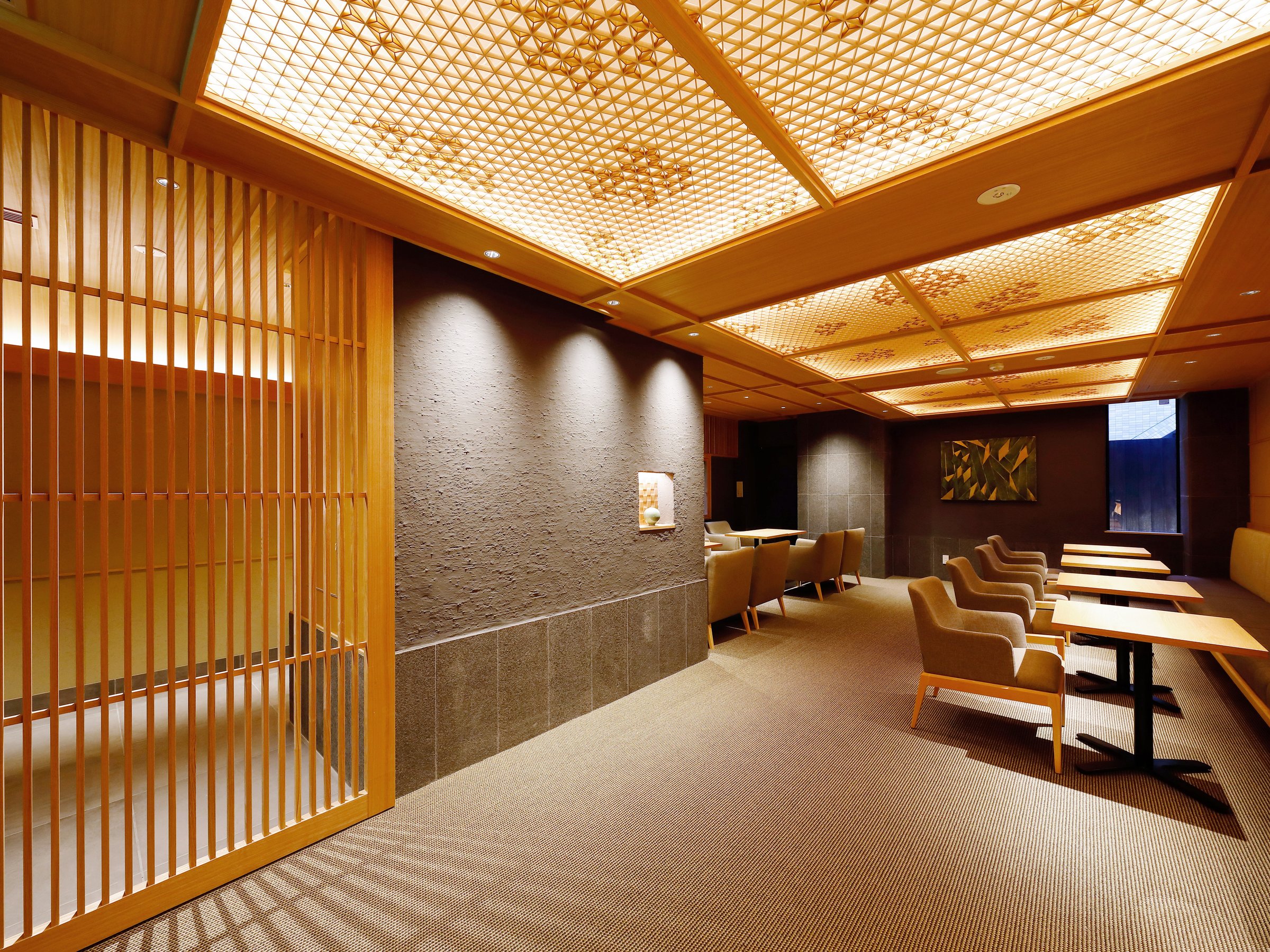 ���E���W