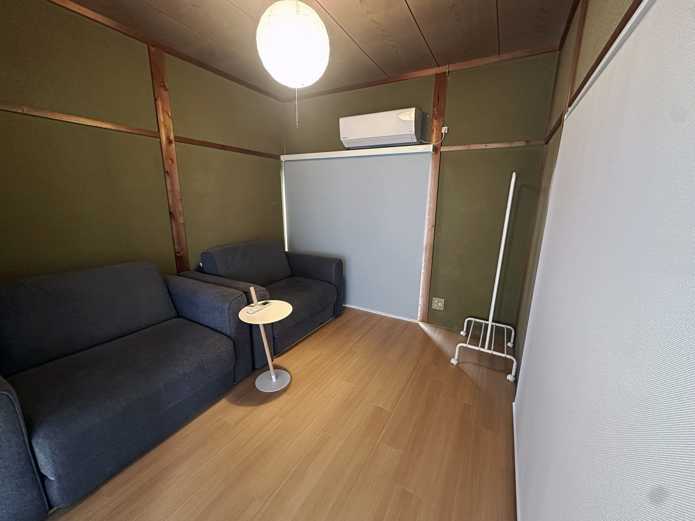 �S���������a�݂̐��ɁA�������Ƃ����\�t�@��z�u�B�Ǐ����炢�ȂǁA�v���v���̂��났���Ԃ��B