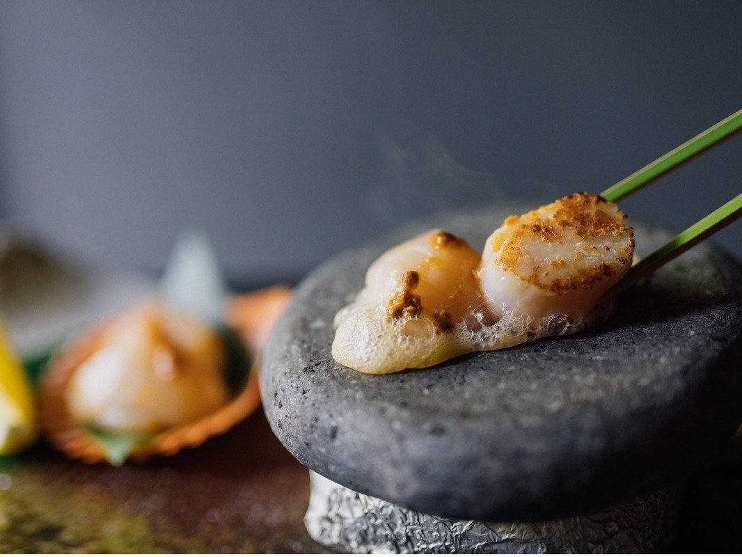 ���L�̐ΏĂ��B�z�^�e�Ɏ����H���̔��L�̂����������������Ă܂�