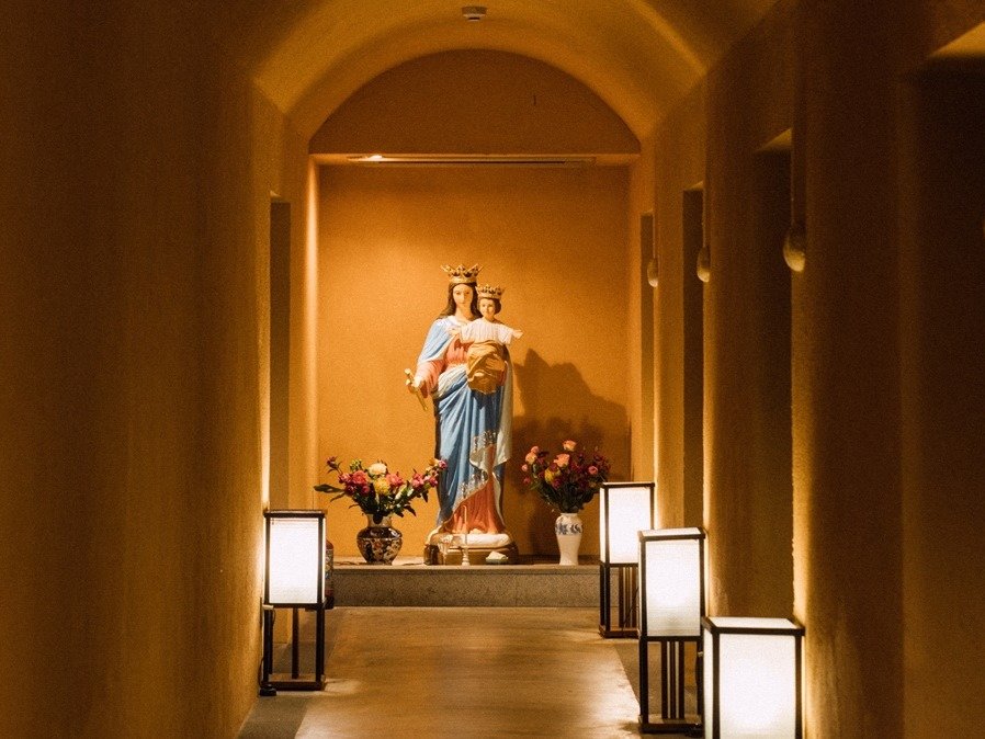 ヴィラABのお客様のレストランは修道院をイメージ。BGMはグレゴリオ聖歌です