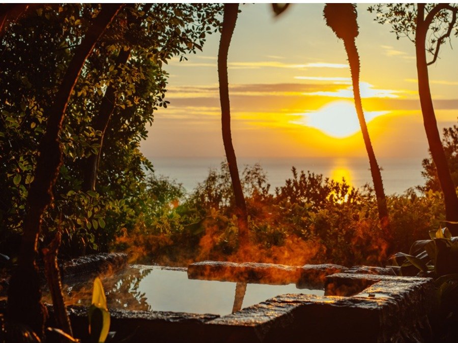 東シナ海に沈む夕日を眺めながらエキゾチックな温泉時間。写真はプレミアムのお部屋