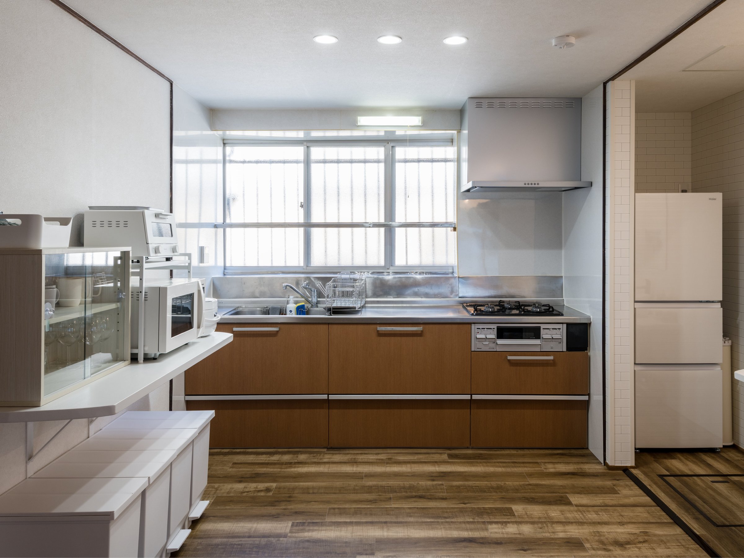 �L�b�`���ɂ́A�������A�H��A�O���X�A�①�ɁA�d�q�����W�A�g�[�X�^�[�A�|�b�g�A���ъ�Ȃǂ����p�ӁB