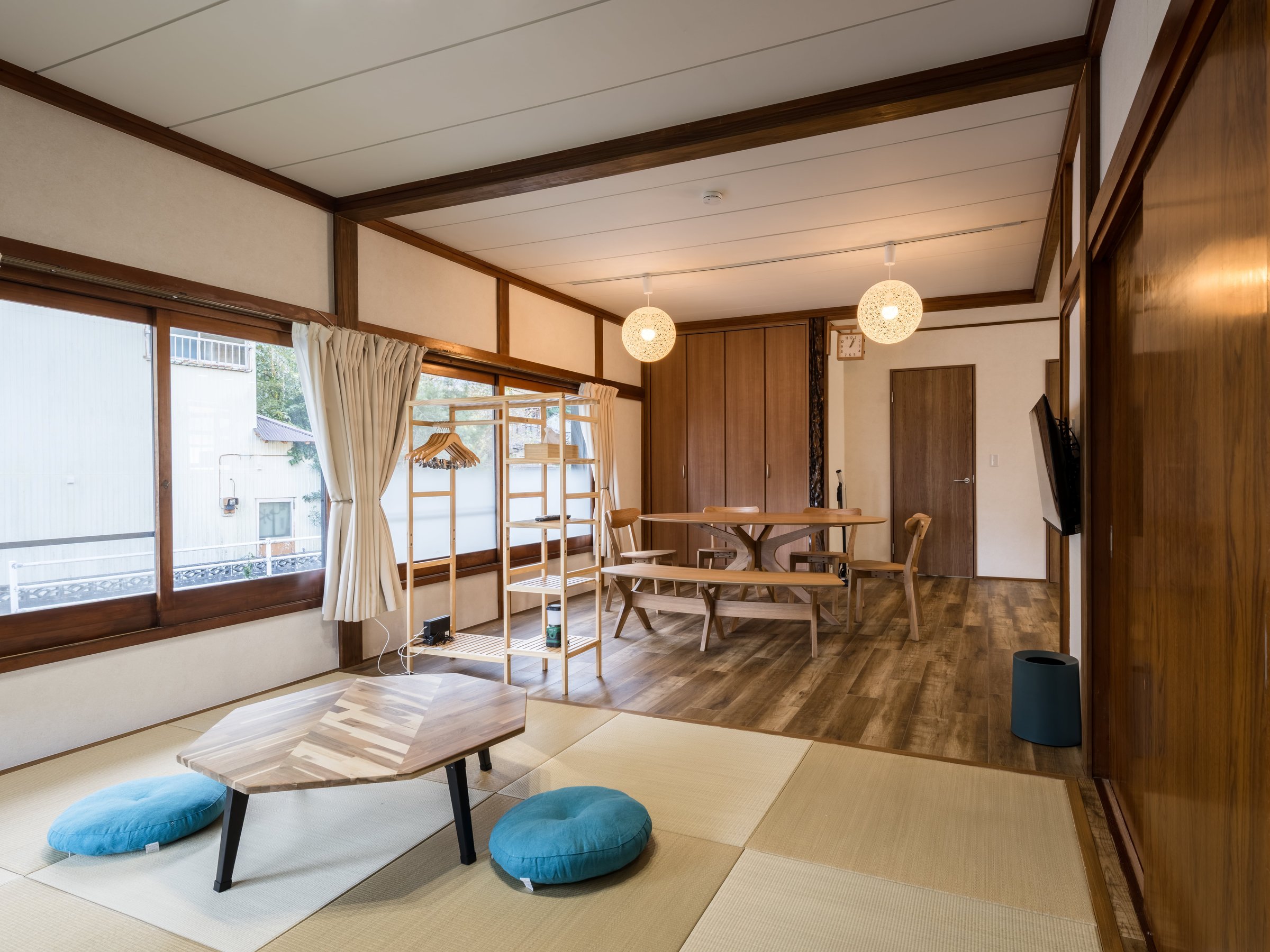 ���r���O�G���A�ɂ͏�X�y�[�X������A���z�c��3�g���p�ӂ��������܂��B