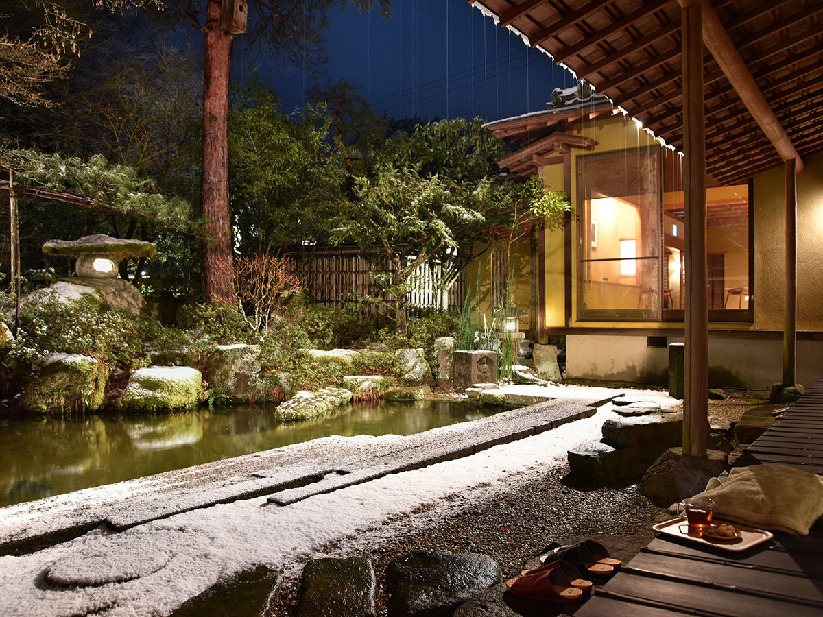 *�y���E���W�b��i�F�z��ɕ�܂ꂽ���g�������r�[����