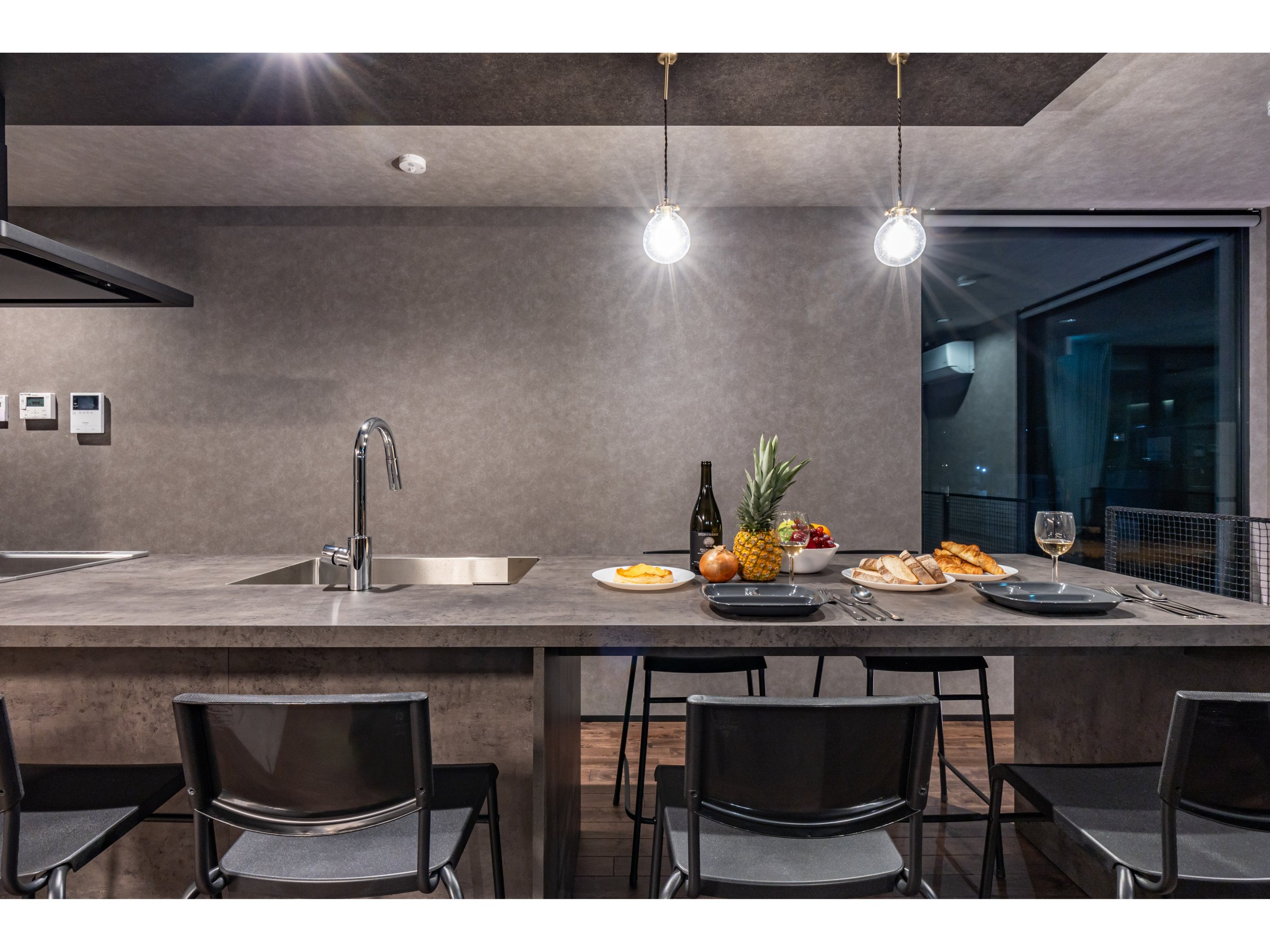 �_�C�j���O���[��