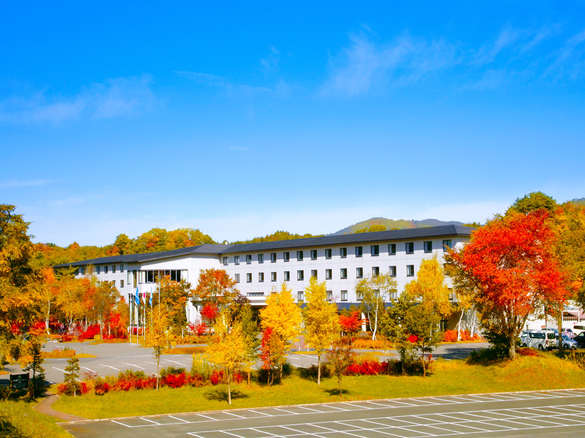 赤や黄色の紅葉が精彩な絵画を描く秋。ホテル周りのパノラマ紅葉満喫。