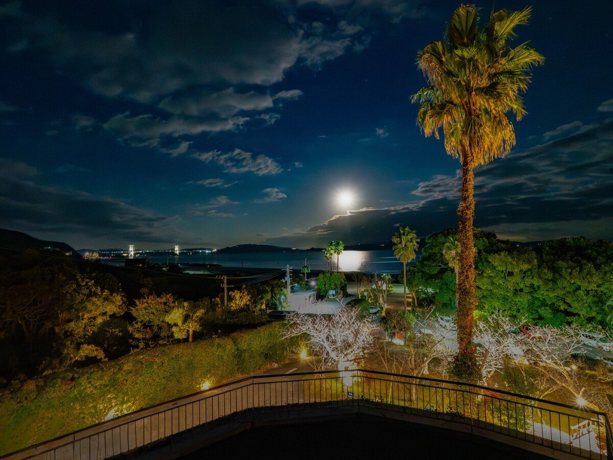 �{�݂���̒��]