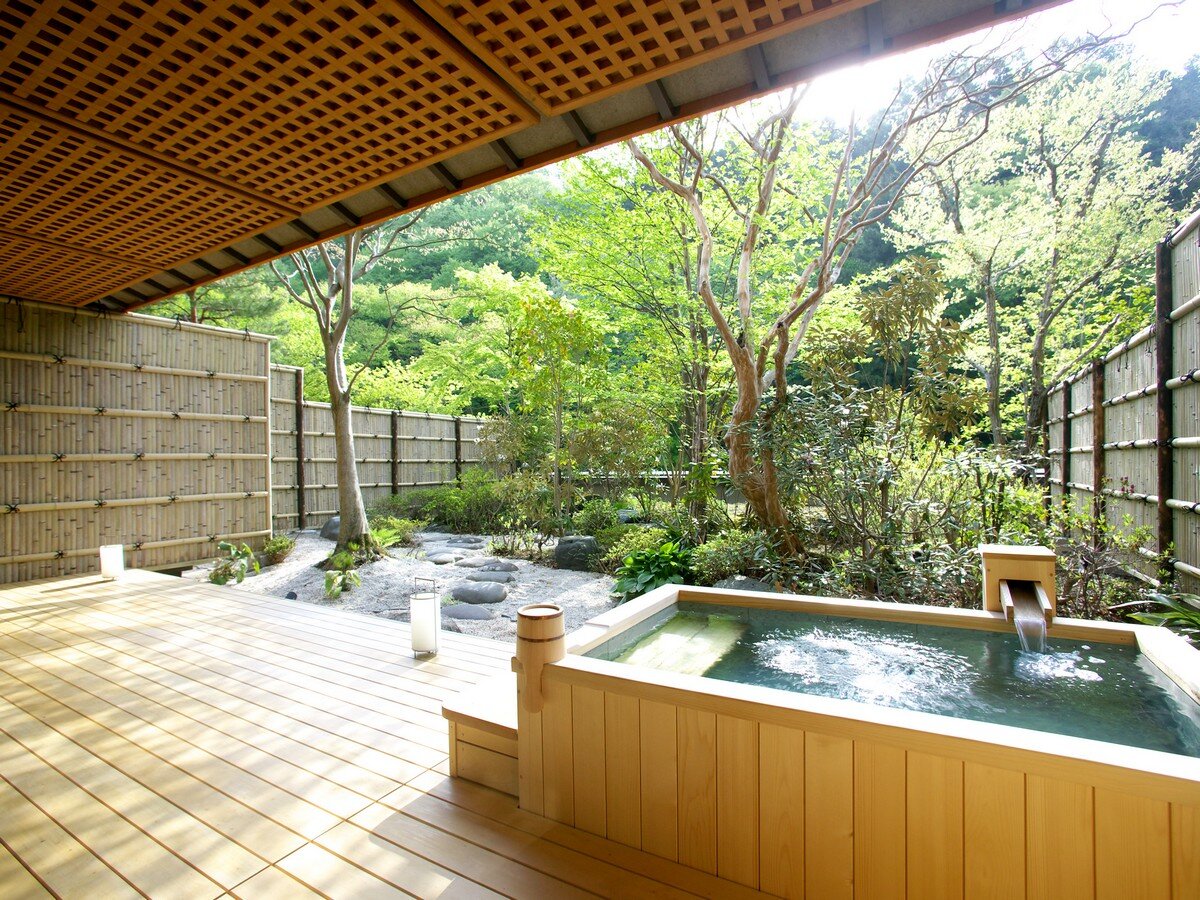 �l�G�܁X�̌i�F���������ݒ�����A��p�뉀�B���ꂼ��̋G�߂����y���݂��������B