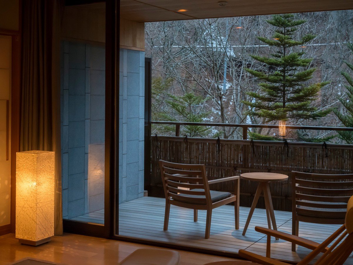 ���������ȕ����̑傫�ȑ�����͈ɍ��ۂ̓~�i�F�𒭂߂āB