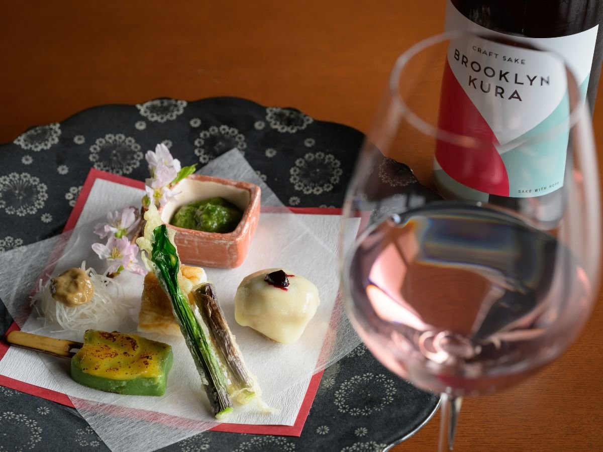 �G�߂����ł锪���ɂ́A�؂₩�ȍ��肪�����̃N���t�g���uBROOKRYN KURA�v�����킹�āB