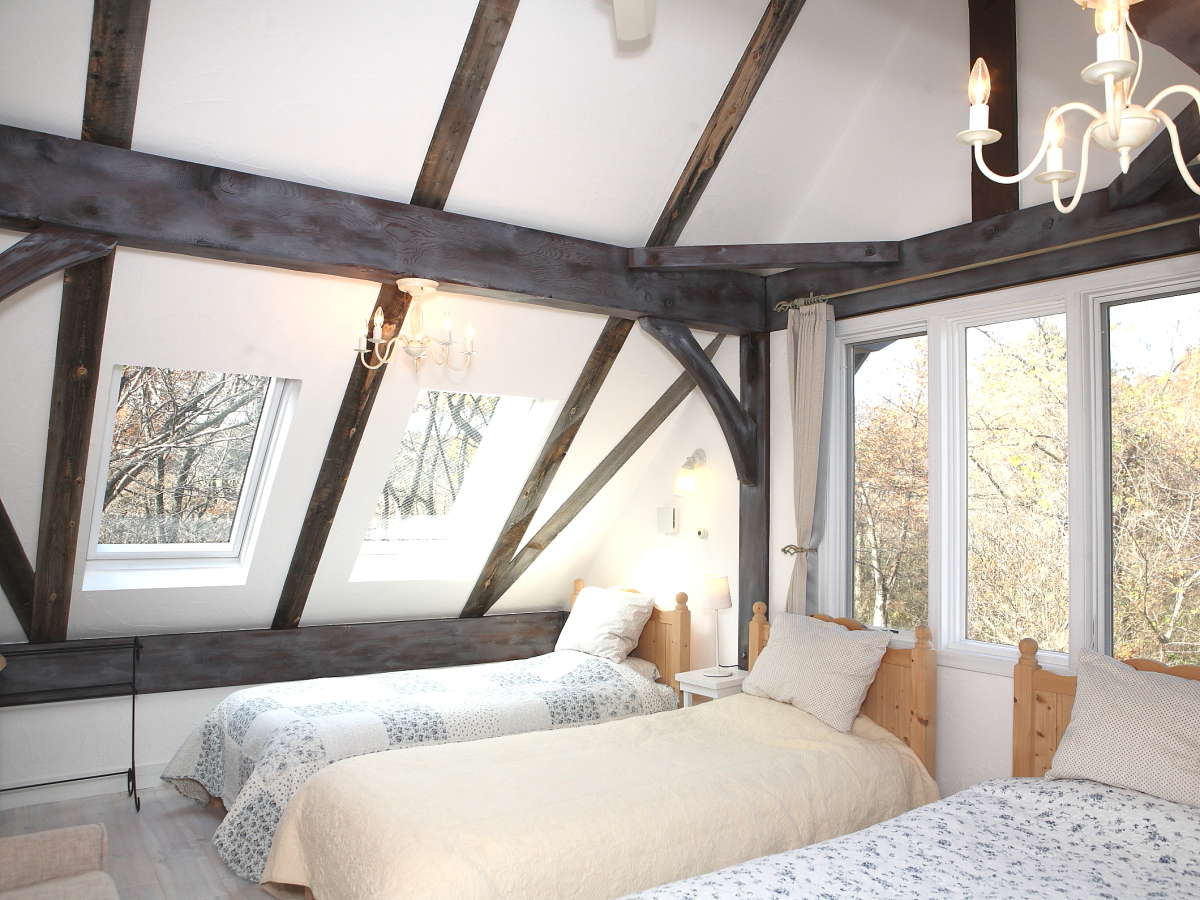 �V���r�[�V�b�N�ȑ傫�ȎO�p�����̂S�l�����B�p���̕Гc�ɂɂ���悤�ȍ��o�ɁE�E�A�V�����Ԗ��邢�p�����B