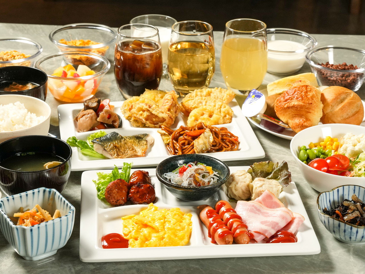 �a�m�L�x�Ȓ��H�r���b�t�F�����p�ӂ��Ă���܂��B�����������H��H�ׂđf�G�Ȉ���̎n�܂���B