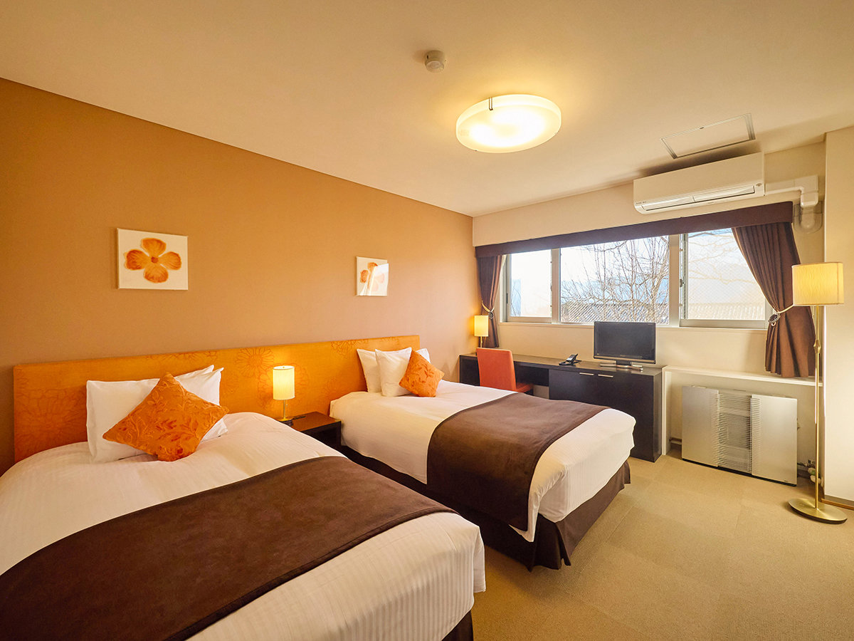 �E�y�q�����z�x�b�h�̂ق��ɁA�e�[�u���A�e���r��ݒu�B���̊O�ɂ͗Y��Ȏ��R���L����܂�