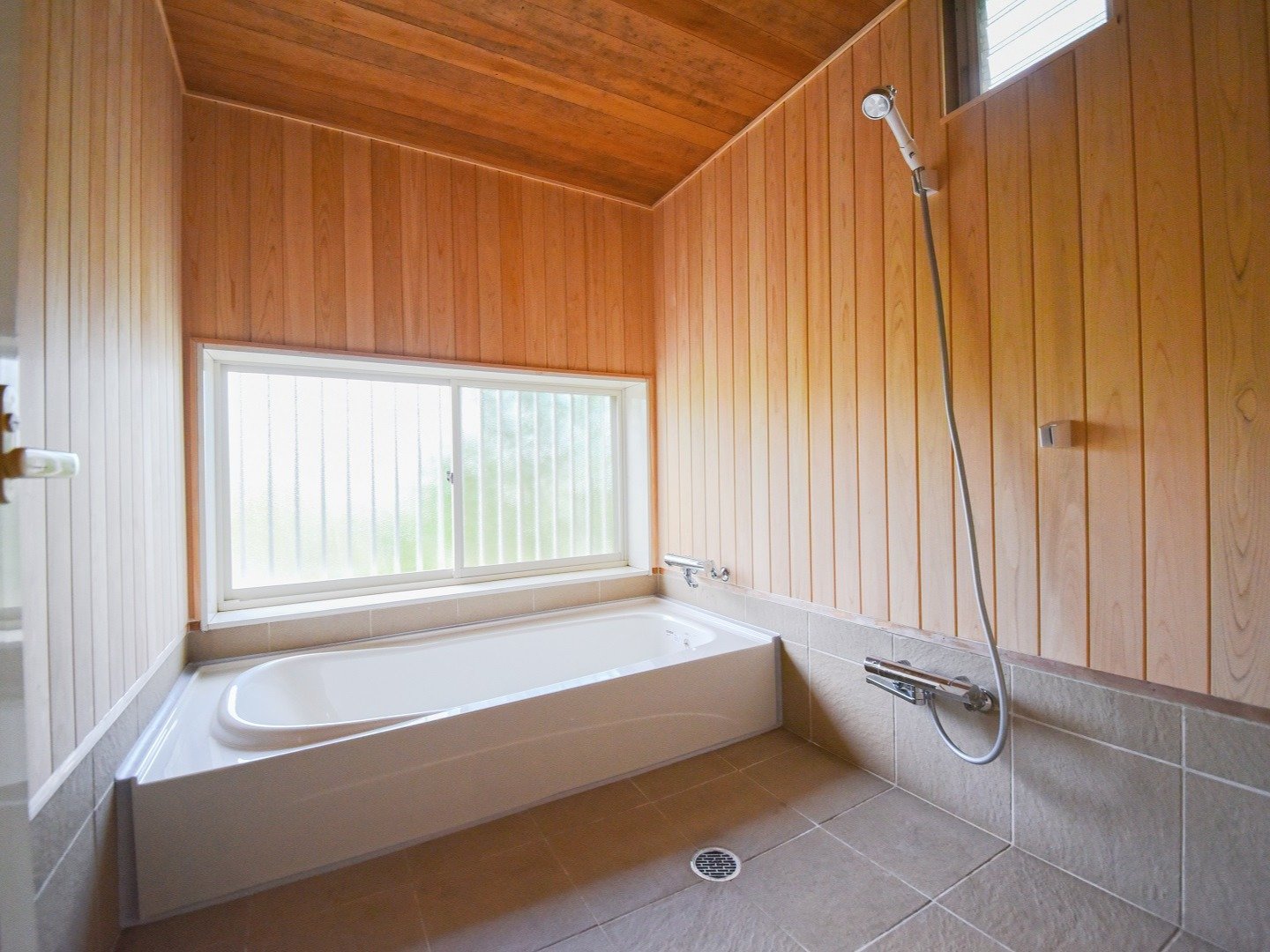 �o�X���[��