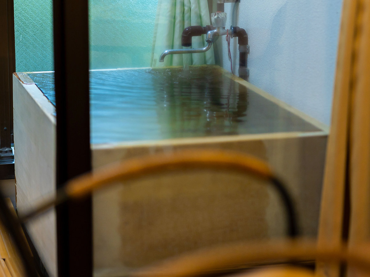 【客室露天風呂】循環・加水なし本物の温泉をいつでも何度でもお楽しみいただけます。