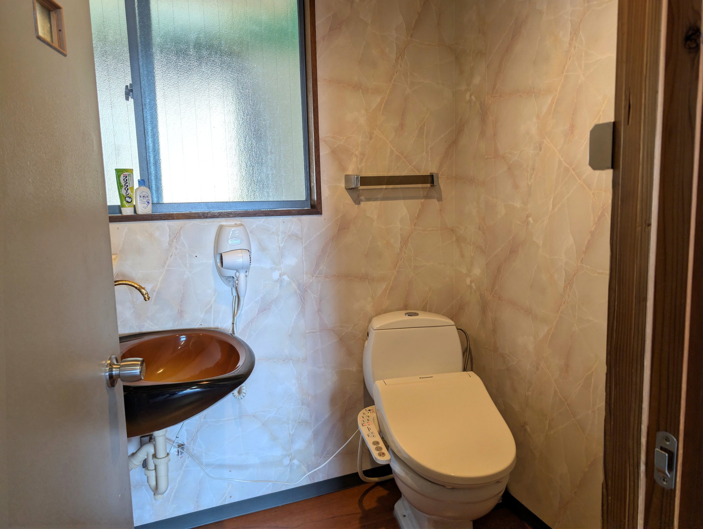 �h�~�g���[���[���̐��ʏ��ƃg�C��