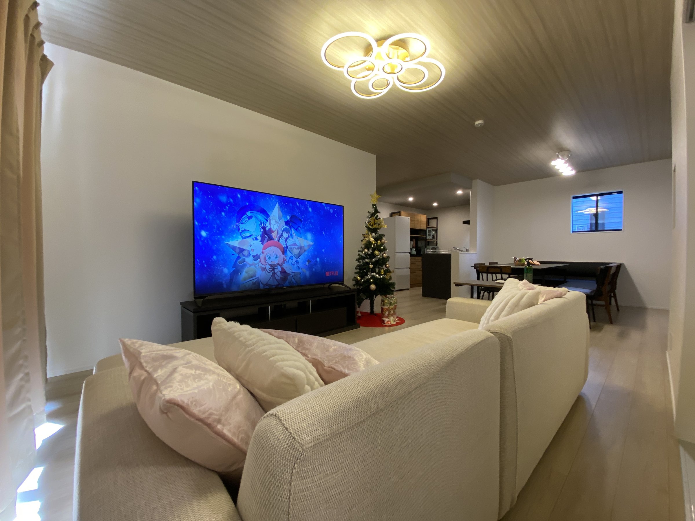 �V�T�C���`�̑��ʃe���r�INetflix�Ȃǂ̃T�u�X�N������ł��B