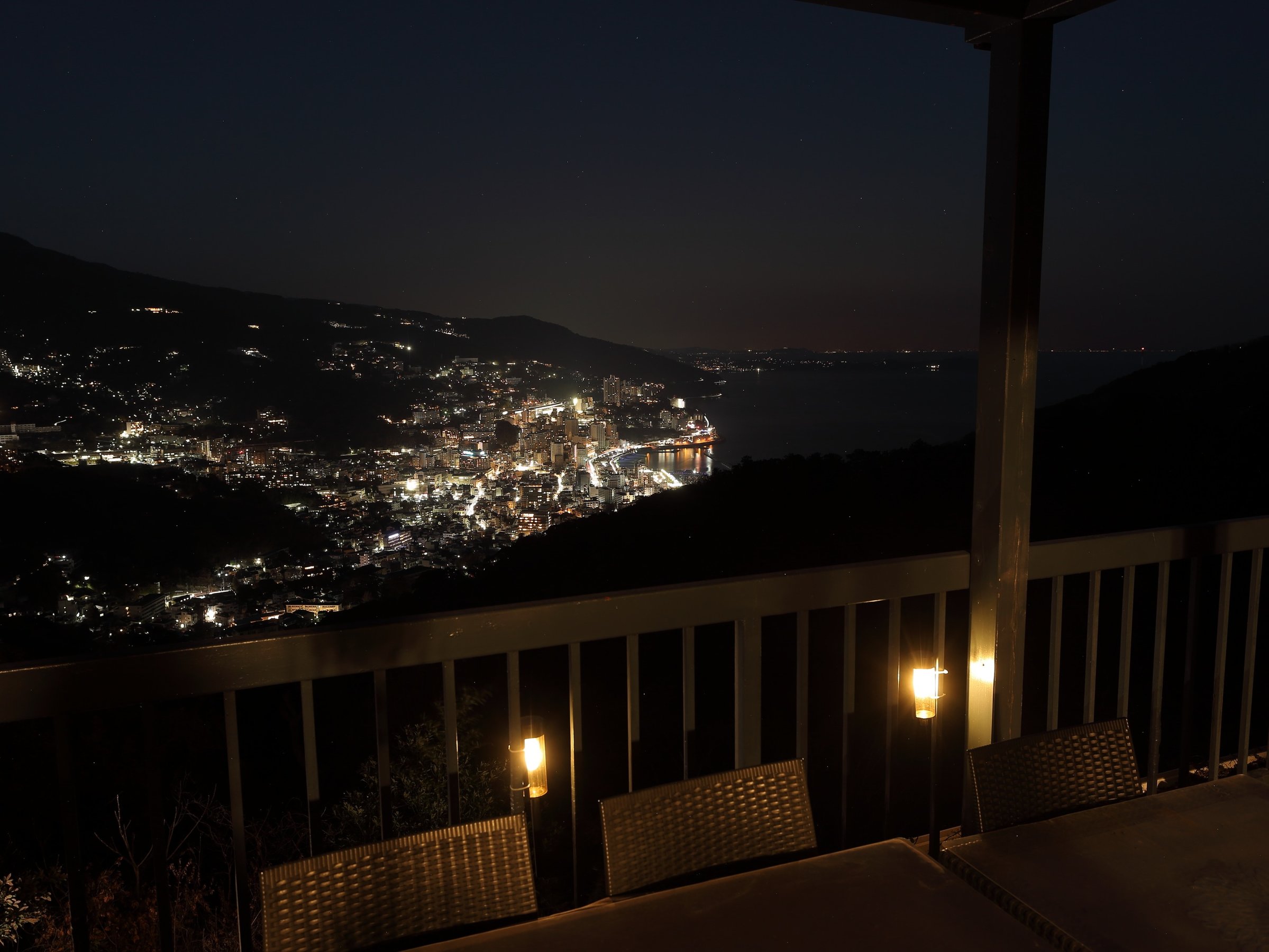 �y�e���X����̖�i�z�M�C�̎s�X�n��C����]�ł��锲�Q�̃��P�[�V�����ł�