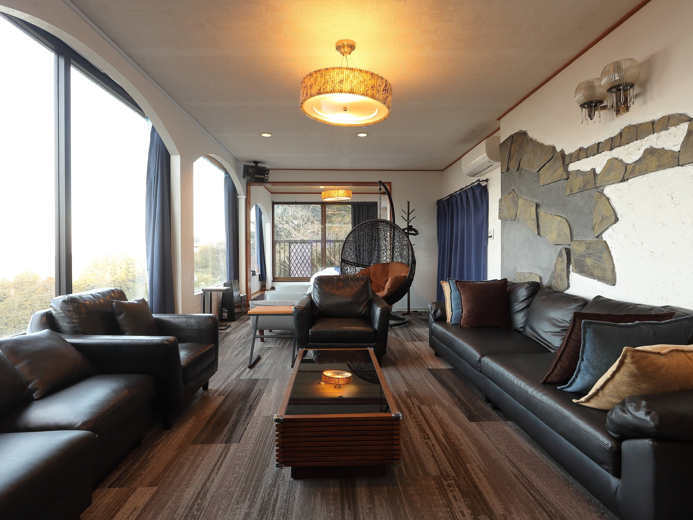 �y���r���O�z�M�C�̎s�X�n��C����]�ł��锲�Q�̃��P�[�V�����ł�