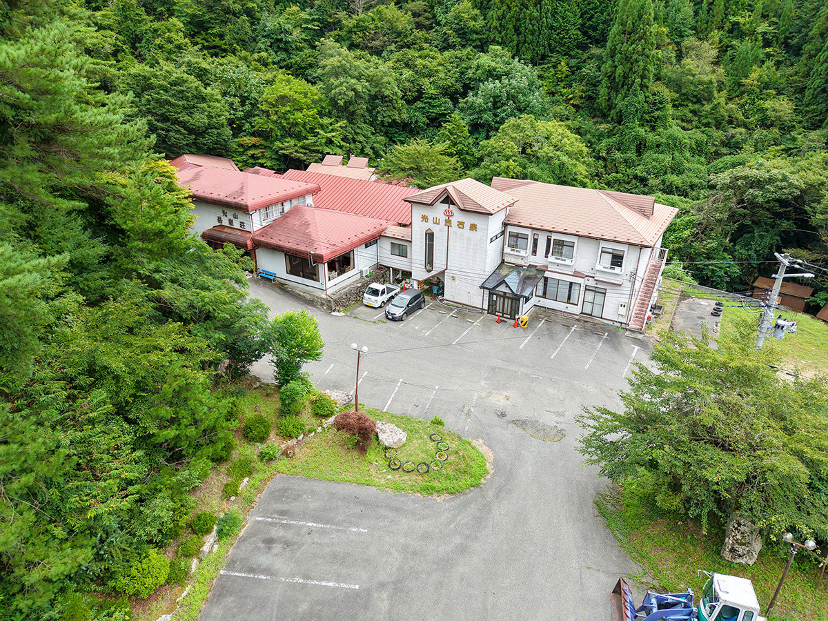 #�O�ρ@�O���̖L���Ȏ��R�ɕ����ꂽ�Î�̉B��h�B