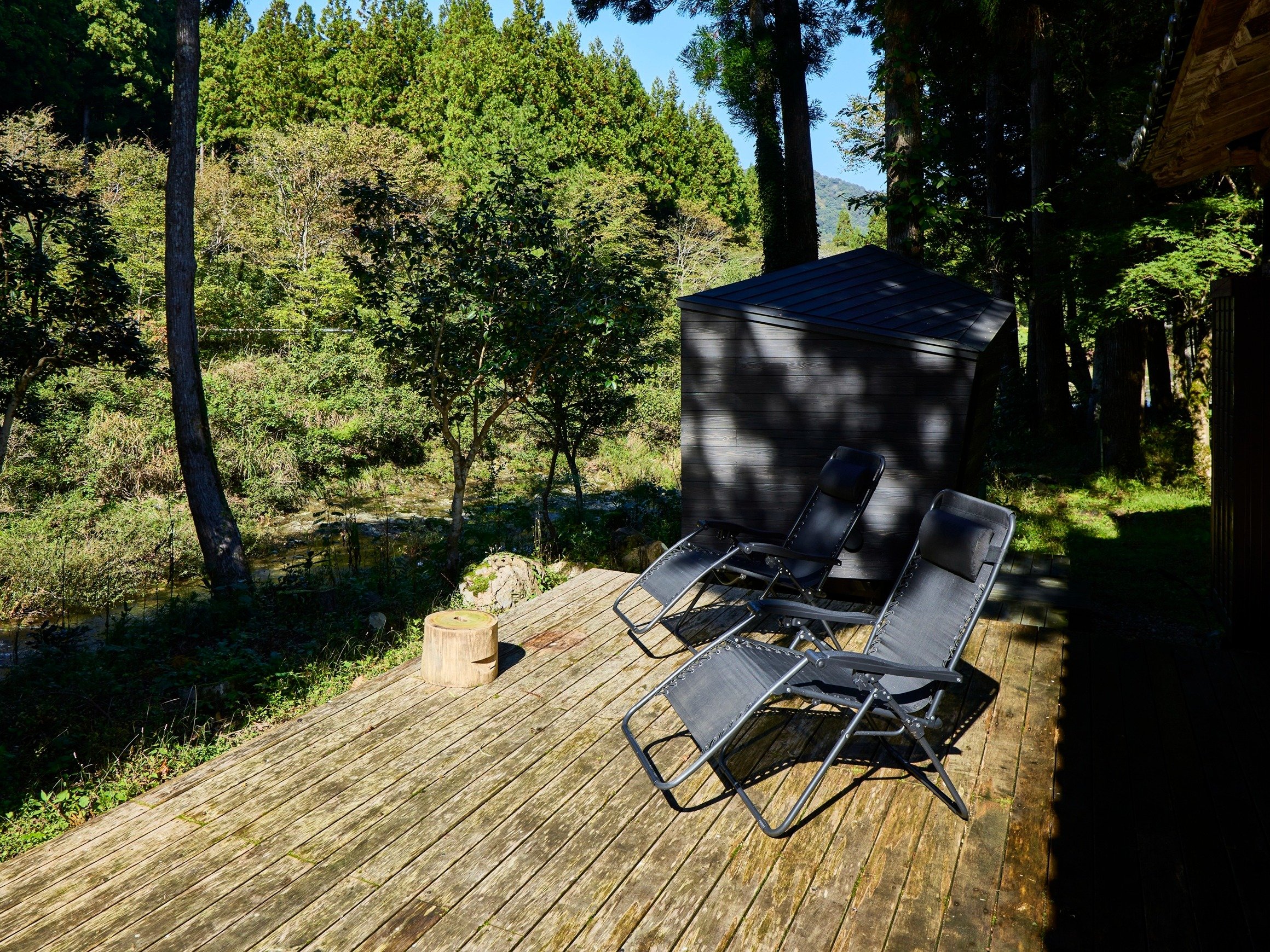 ���O�ɂ́A�L�X�Ƃ����E�b�h�f�b�L�A���ɂ̓T�E�i���݂����Ă���܂��B���炩�Ȑ�ƎR�X���L����܂��B