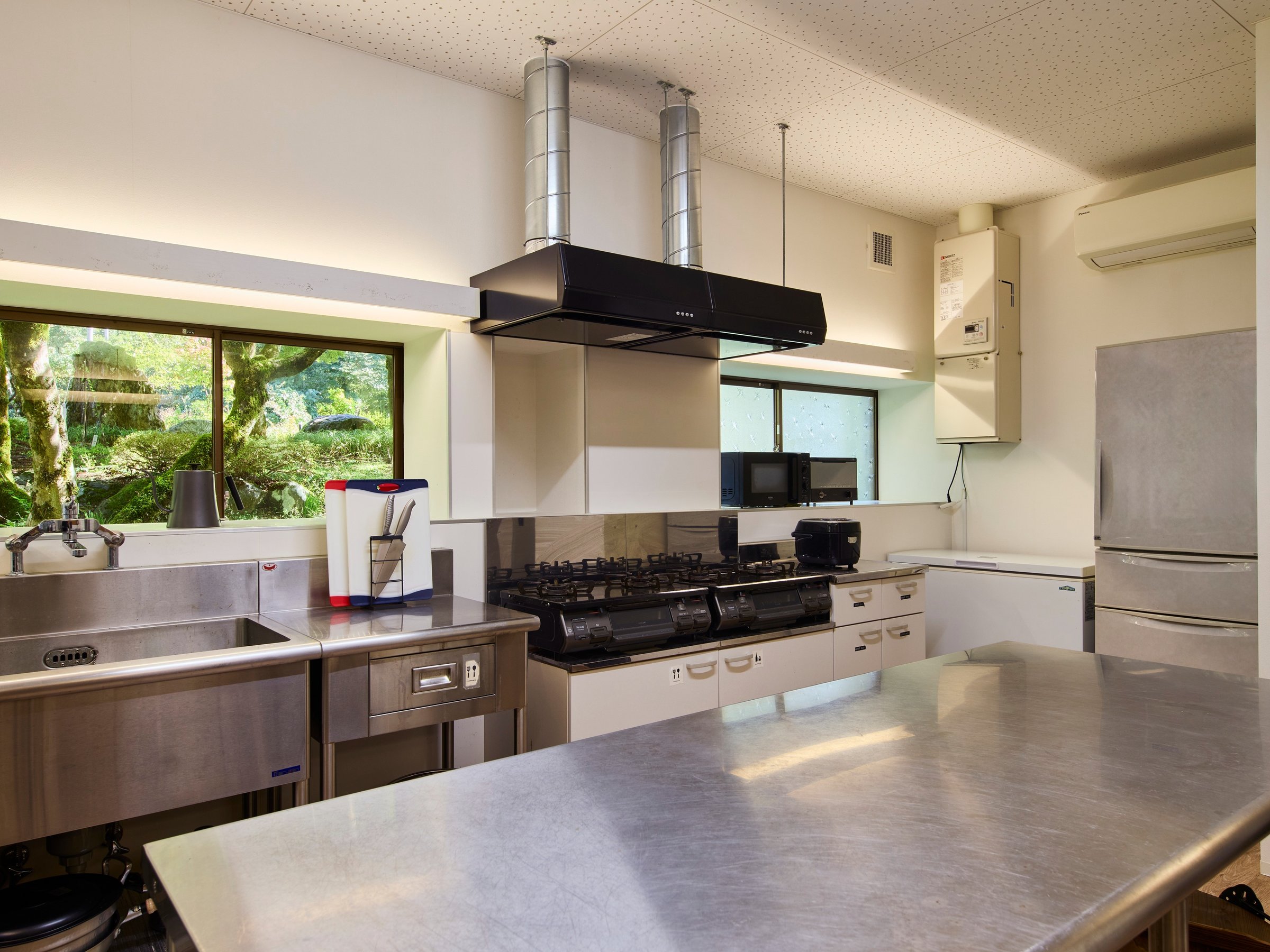 ���p�X�y�[�X�L�b�`���ł́A�`�����c���Ȃ��������̉��K���ɔz�����ĉ��C����Ă���A���R�Ɏg�p�ł��܂�