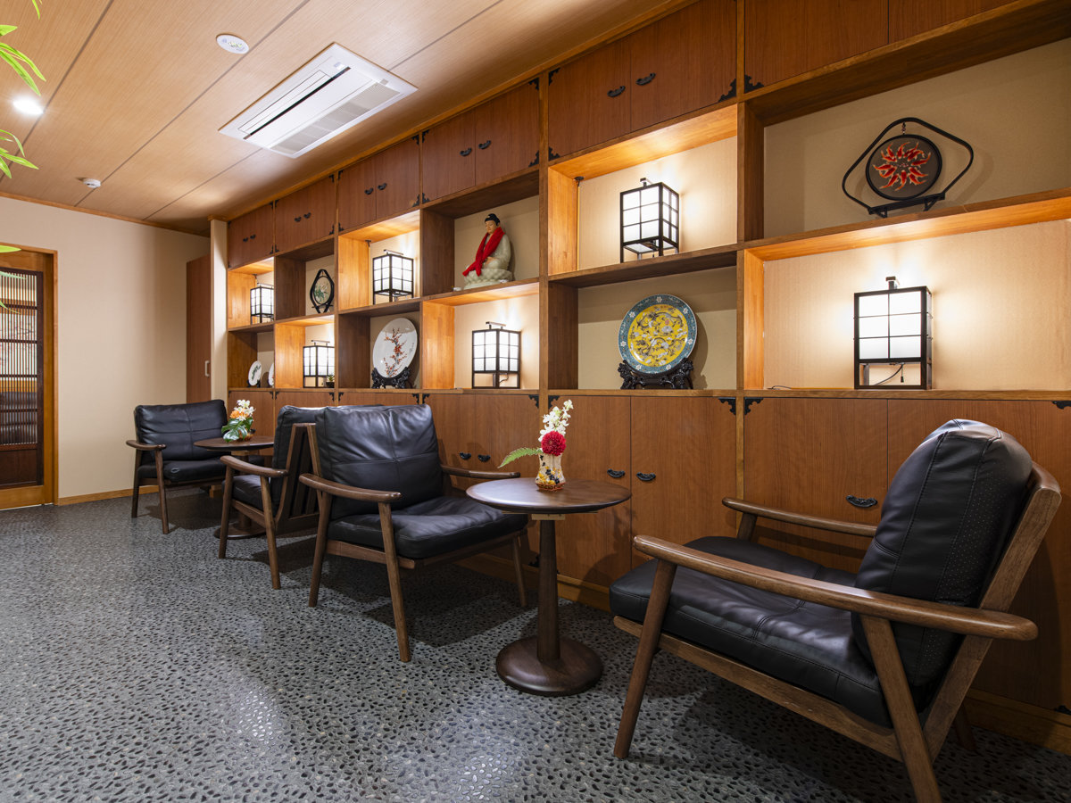 ���E���W