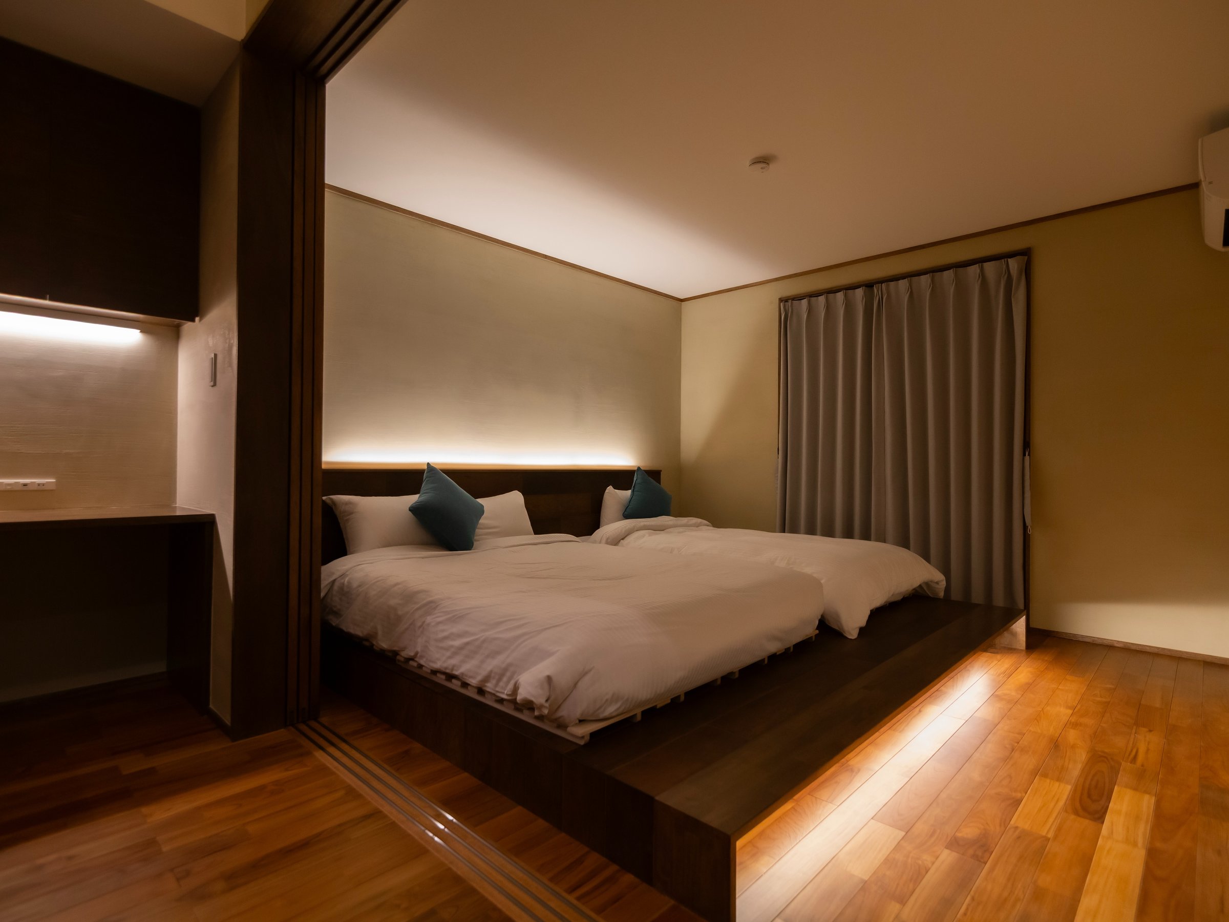 2����m���ɂ́A�_�u���x�b�h�P�ƃV���O���x�b�h�P�@�e�����ɃG�A�R�������B������USB�d������܂��B