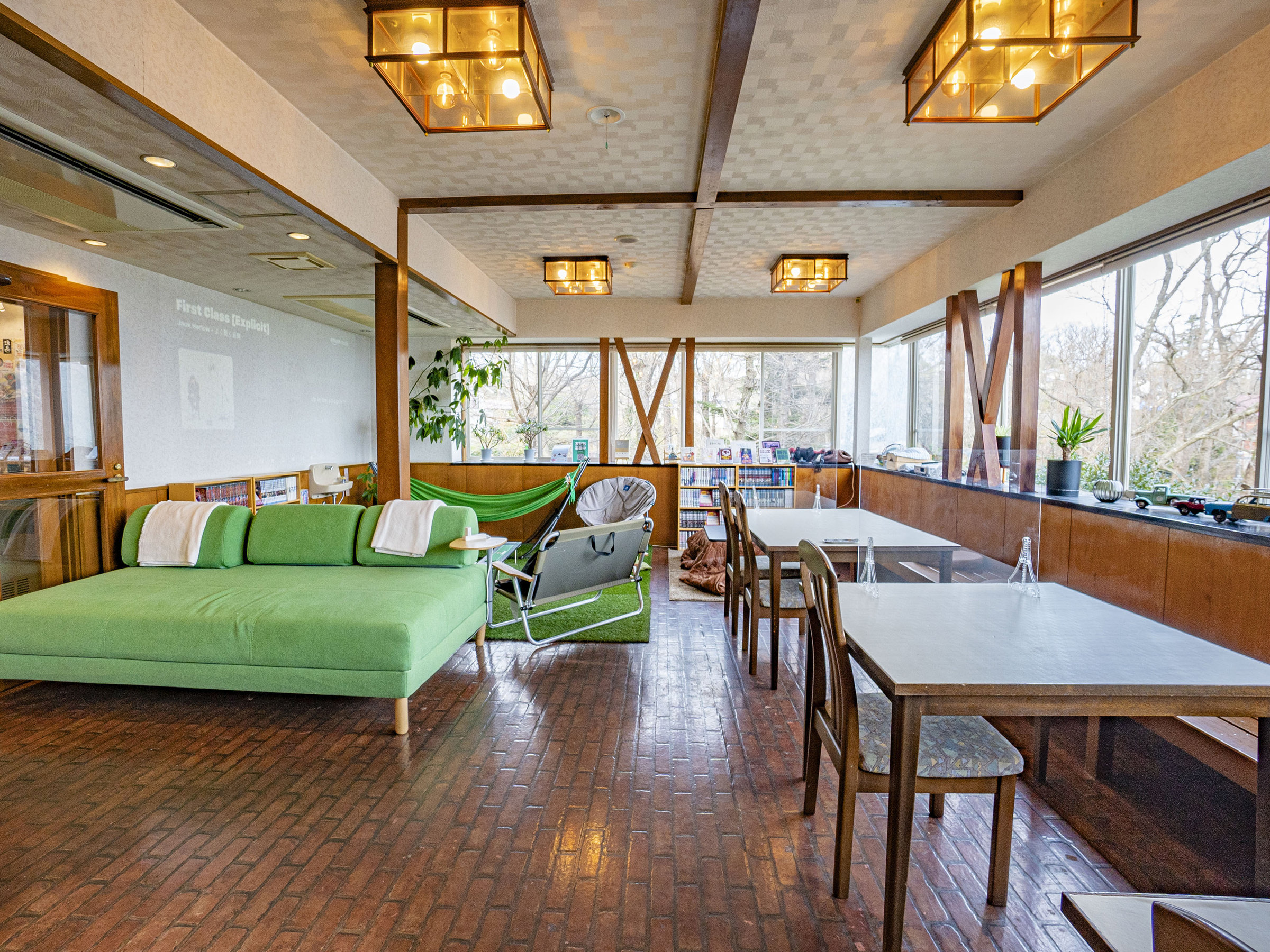 ���E���W