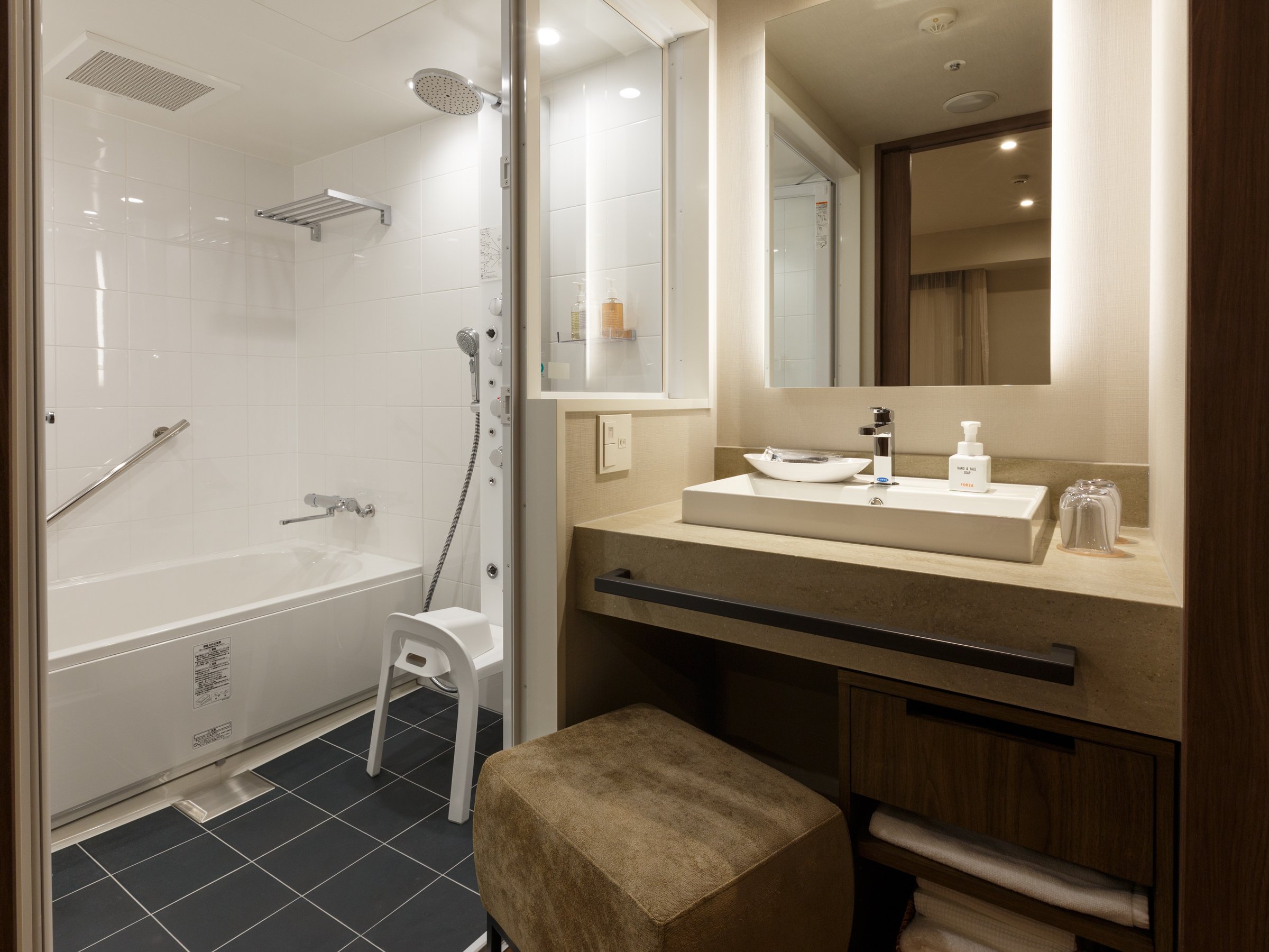 �o�X���[��(�R�[�i�[�c�C��)