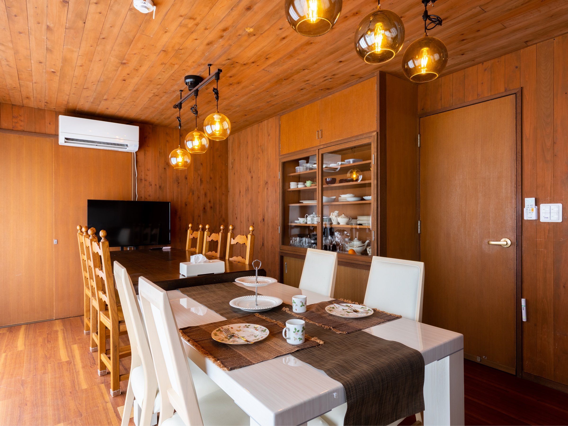 �P�O�l�|���̃e�[�u��������܂��B�F�ň͂��ĐH�ׂ�H���͊i�ʂł��I