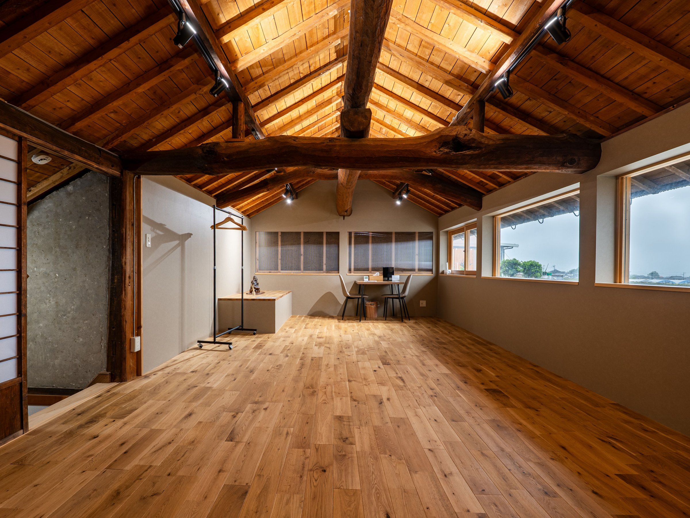 �傫�ȗ��������I�ȂQ�K�̋q���B������́A�Ί݂̌F�{����L���C���]�߂܂��B