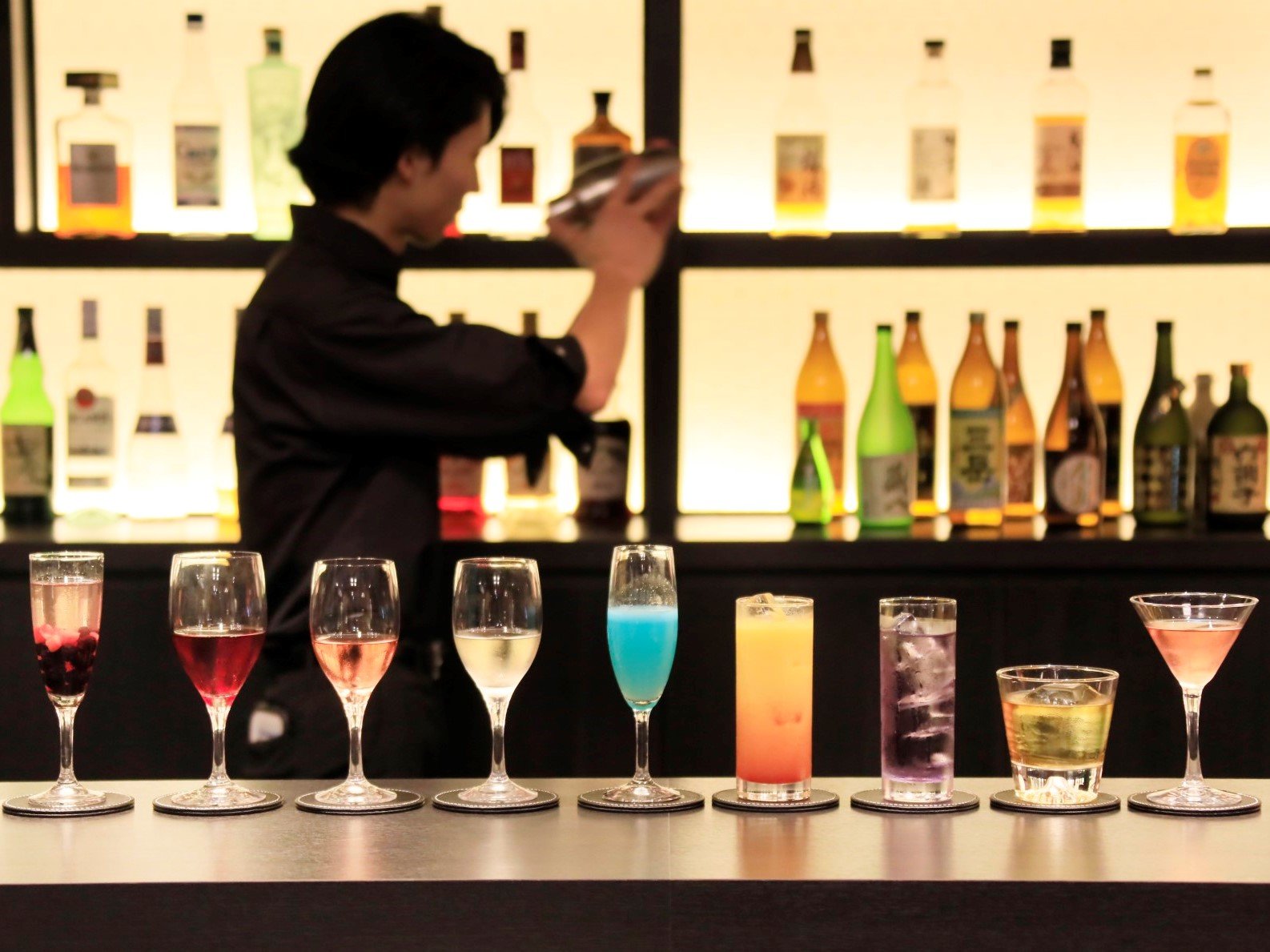 �yBar�z�n����I���W�i���J�N�e���ȂǑ�����葵���Ă���܂��B