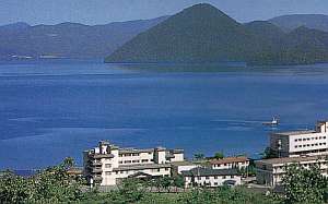 洞爺湖と湖に浮かぶ中島。ホテルの客室から眺めを楽しむ