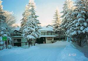 雪景色の中に佇む温泉宿正面外観