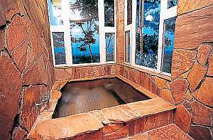 四季折々のパノラマビュー・・インド産オールド・パンサー石が光り輝く展望風呂「湯処 恋風話」