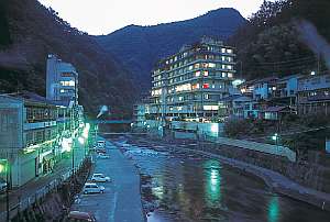 杖立川を望む立地にあります