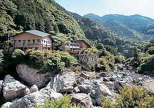 �ΖL���ȎR���̏h�l���ł��w�܂�̌k�J���̂Ȃ��A�L���Ȏ��R�ƐX�̌b�݂����\