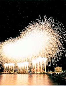 土肥花火大会のクライマックス空中ナイアガラは圧巻!!