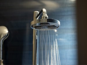 キングルーム(シャワーブース)の客室にはレインシャワーを備えております。