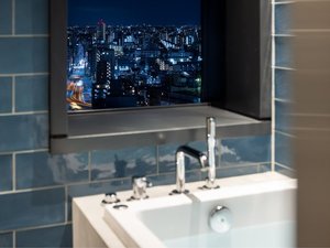OMOハウスのバスルームからは夜景を望めます。観光の疲れも、景色を眺めながらゆったり癒せます。