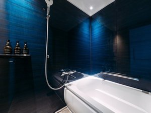 バスタブ付きの落ち着いたバスルーム。観光の疲れを、足を伸ばしてゆったりリラックス。