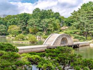 自然豊かな庭園風景が広がり、一年を通して四季折々の花々が楽しめる「縮景園」。