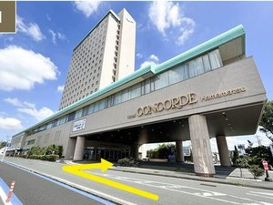 ホテル正面玄関へ入る